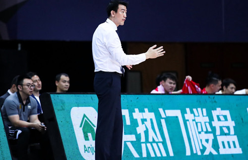 王博指导让广厦进攻联盟第一