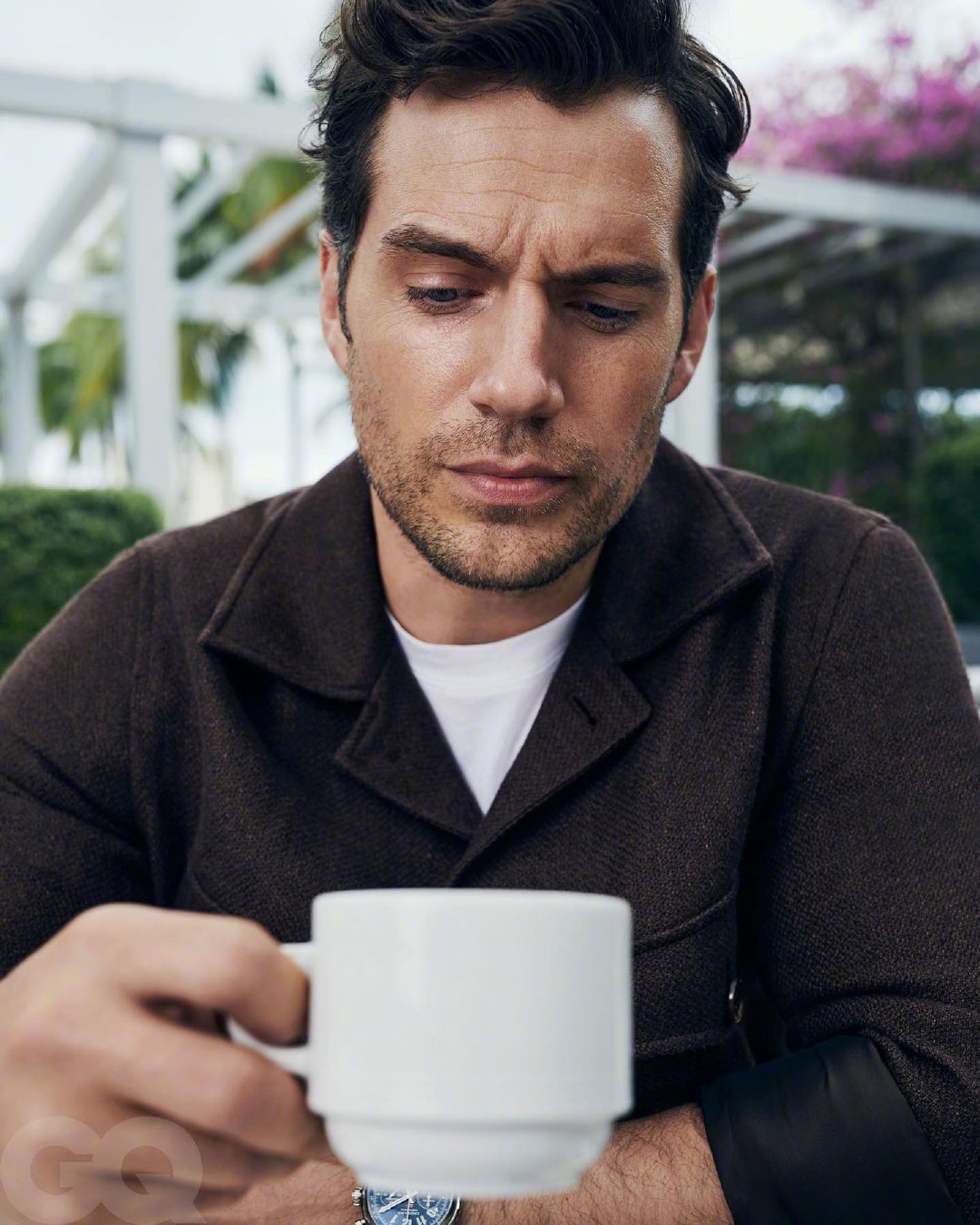 亨利·卡维尔登上《gq》杂志西班牙版最新一期封面及写真释出