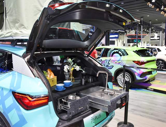 比亚迪元plus运动版实车,外观霸气,车顶带帐篷,后备箱带厨房-新浪汽车