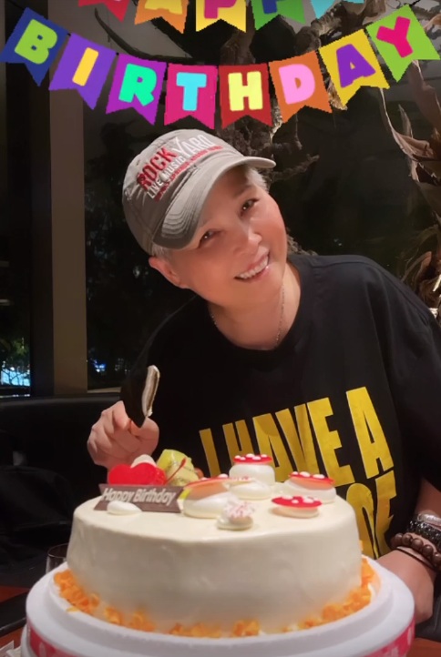 罗志祥为妈妈庆祝63岁生日老人满头白发憔悴不少对着蛋糕许愿