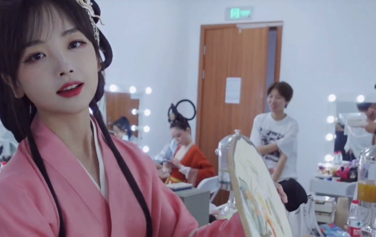 王冰冰在节目里首次自曝31岁了，嘉宾一脸不信，这笑容21岁我都信休闲区蓝鸢梦想 - Www.slyday.coM