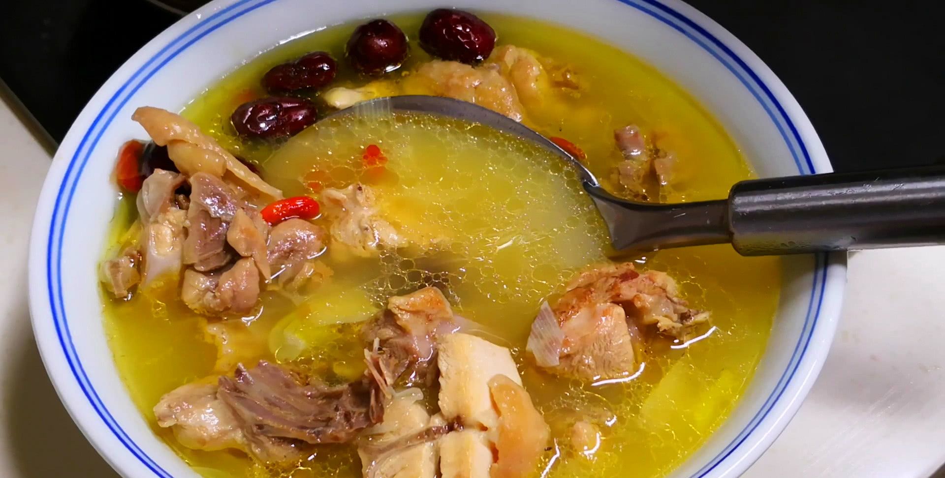 炖鸡汤用料太多,难怪不好喝!牢记用料"3部曲",汤鲜有营养