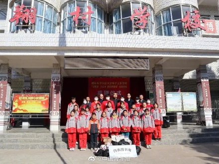 眼里有光，心中有爱！8名大三学生捐1.5万奖学金用于助学休闲区蓝鸢梦想 - Www.slyday.coM