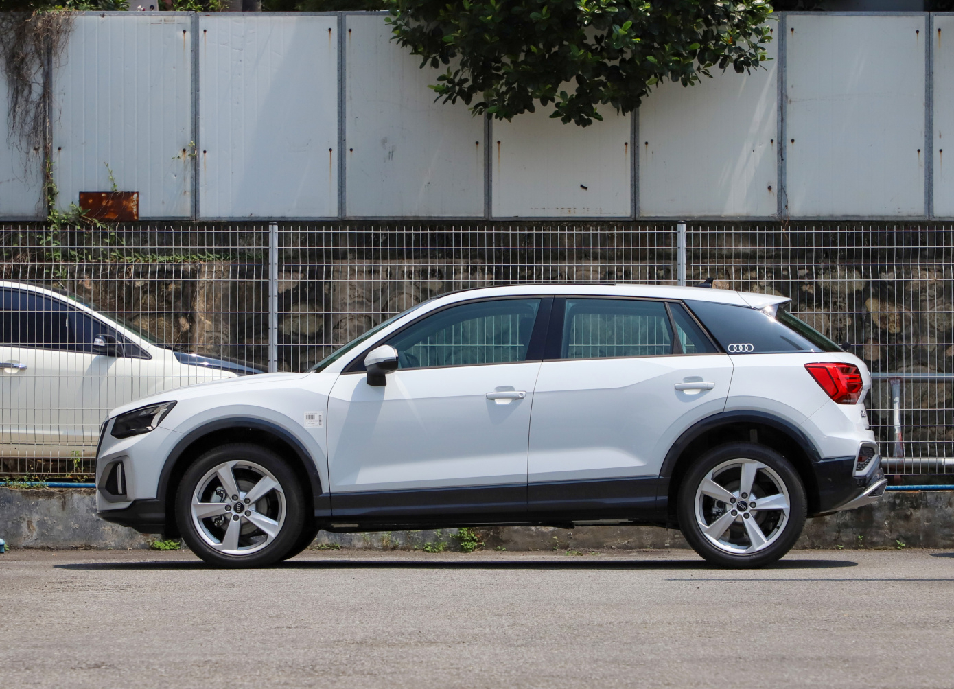 精致suv奥迪q2l颜值高油耗低带主动刹车18万就能买豪车