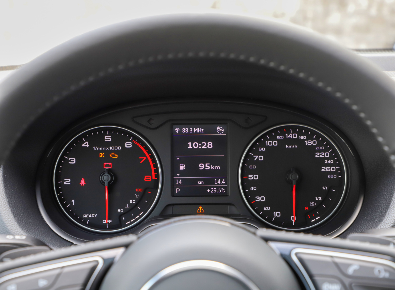 精致suv奥迪q2l颜值高油耗低带主动刹车18万就能买豪车