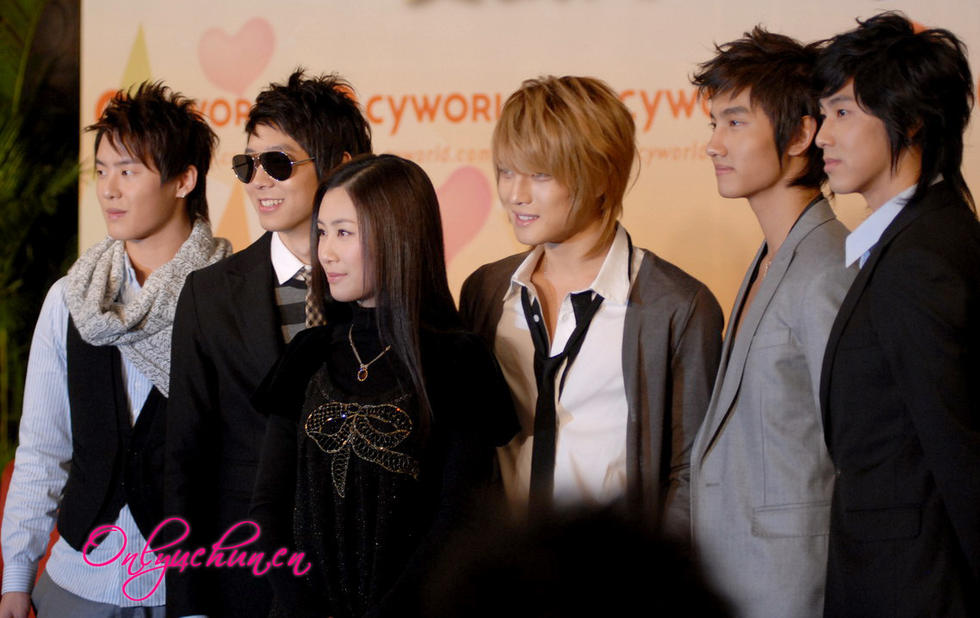 其实当时很多人对她拿这个奖是存疑的,《timeless》销量也没有那么高