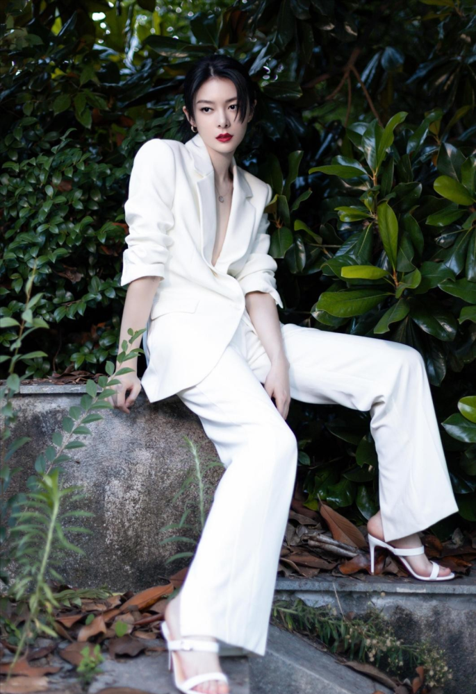 前火箭少女的傅菁冷艳穿搭很出圈穿短裙配长靴太a了