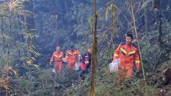 最新发现！哀牢山救援人员发现失联者的雨衣和排泄物