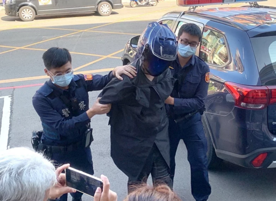 行凶的蒋姓男子被带至警署。图自台湾“联合新闻网”