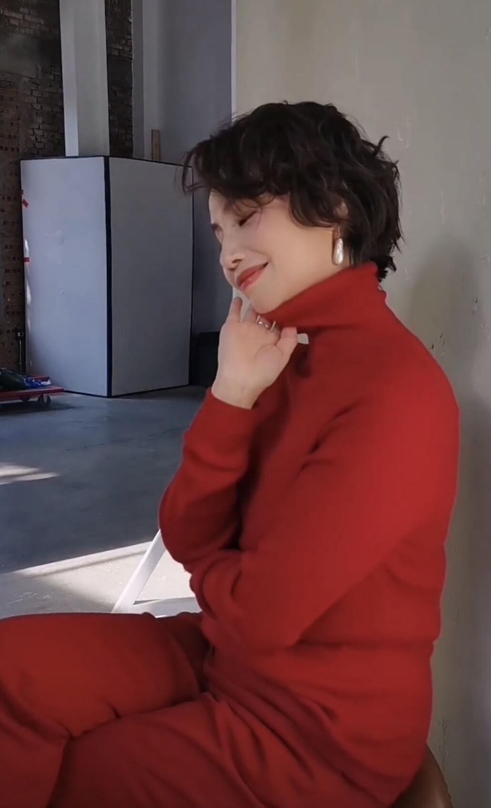 央视前主播徐俐拍摄时尚大片红色套装配短靴亮眼十足