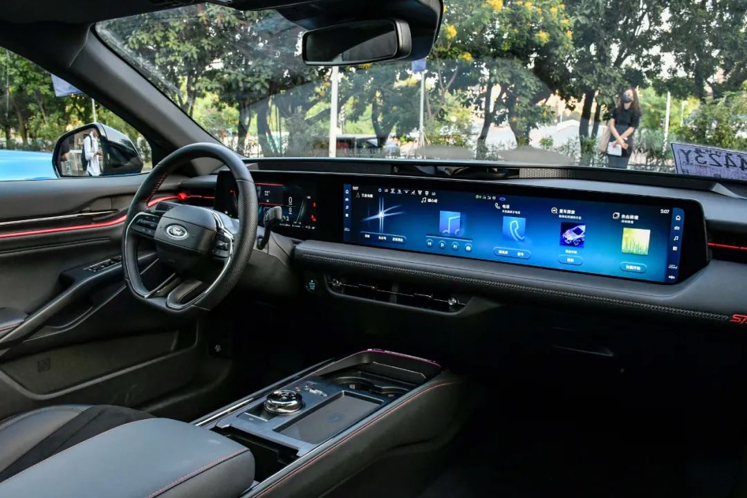 超大中控屏,还有仙人指路功能,谁说燃油车不能玩科技感?-新浪汽车