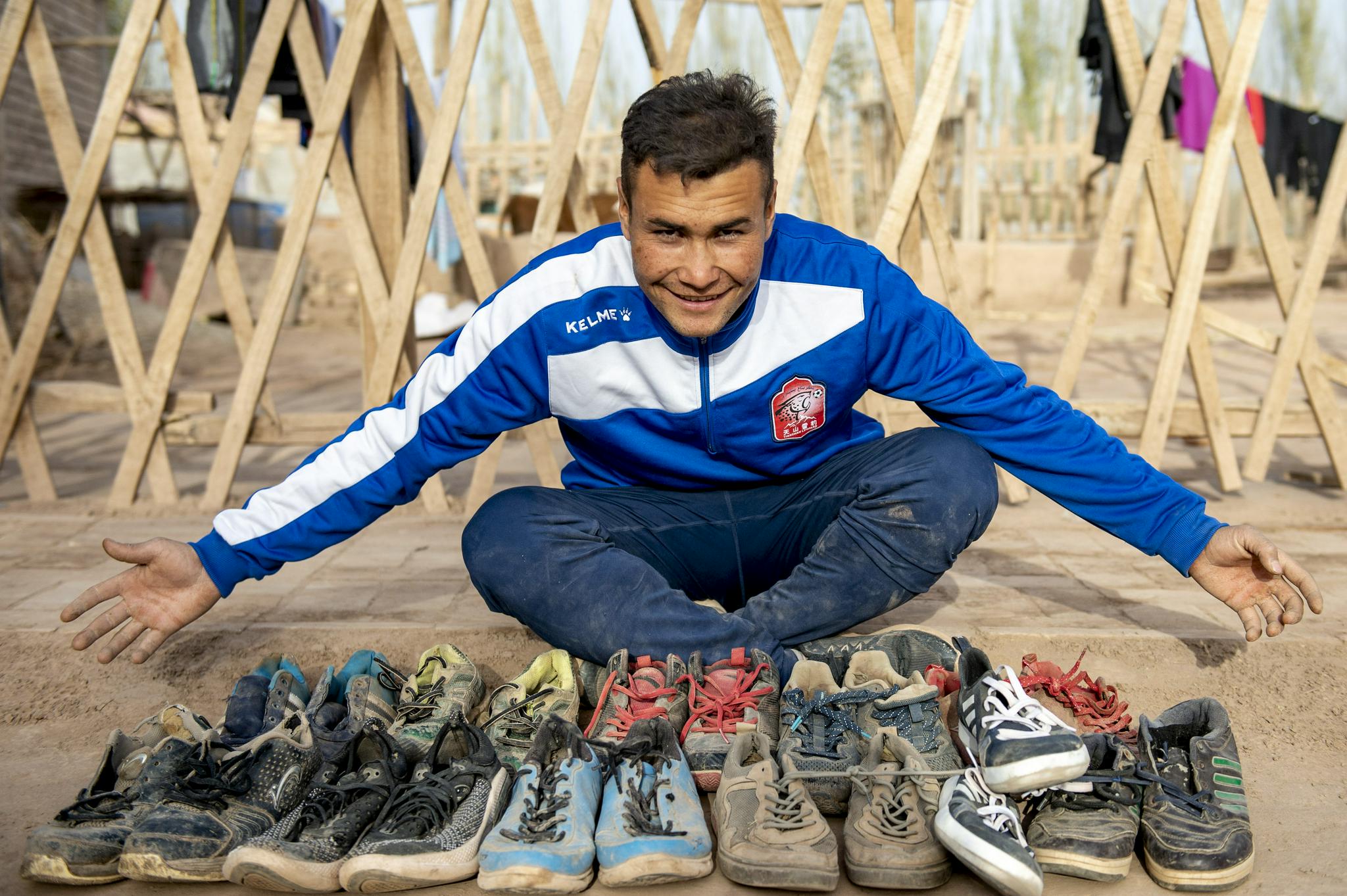 "努尔飞腿"的足球梦|麦麦提|新疆_新浪新闻