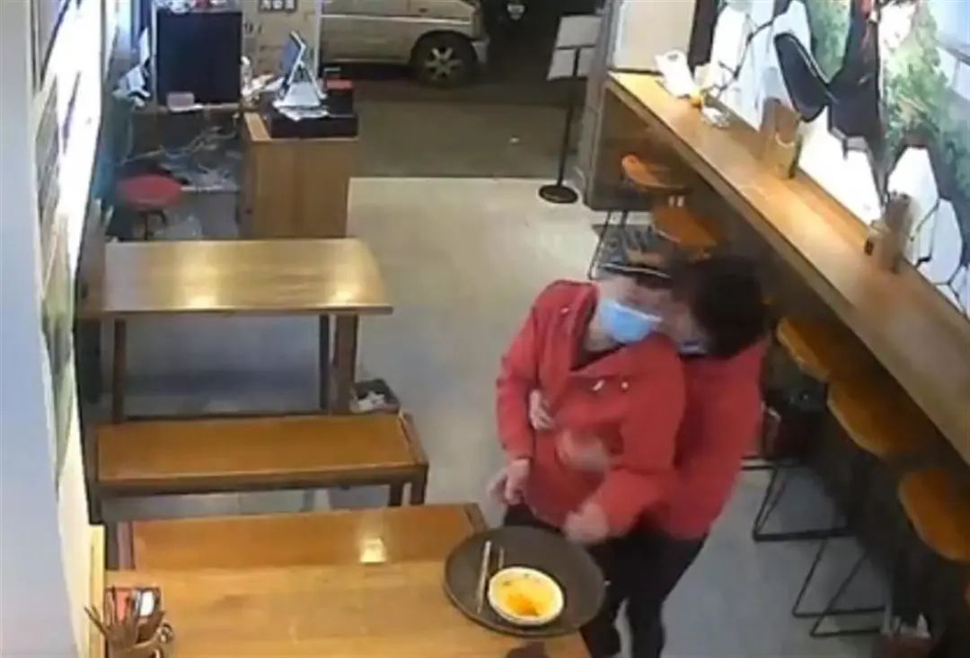 餐馆情侣员工亲亲抱抱秀恩爱被监控拍下，老板：重罚！罚结婚！休闲区蓝鸢梦想 - Www.slyday.coM