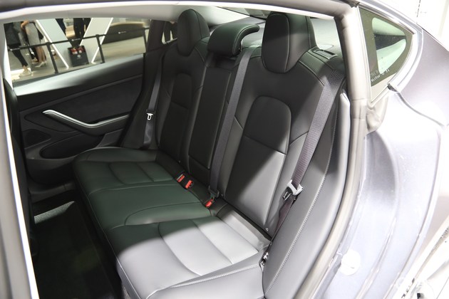 2021广州车展宝马i4对比特斯拉model3