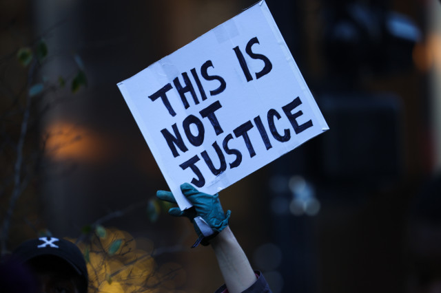当地时间2021年11月20日，美国芝加哥，民众举行示威，抗议基诺沙枪击案被告凯尔·里滕豪斯被法院宣判无罪。图/IC photo