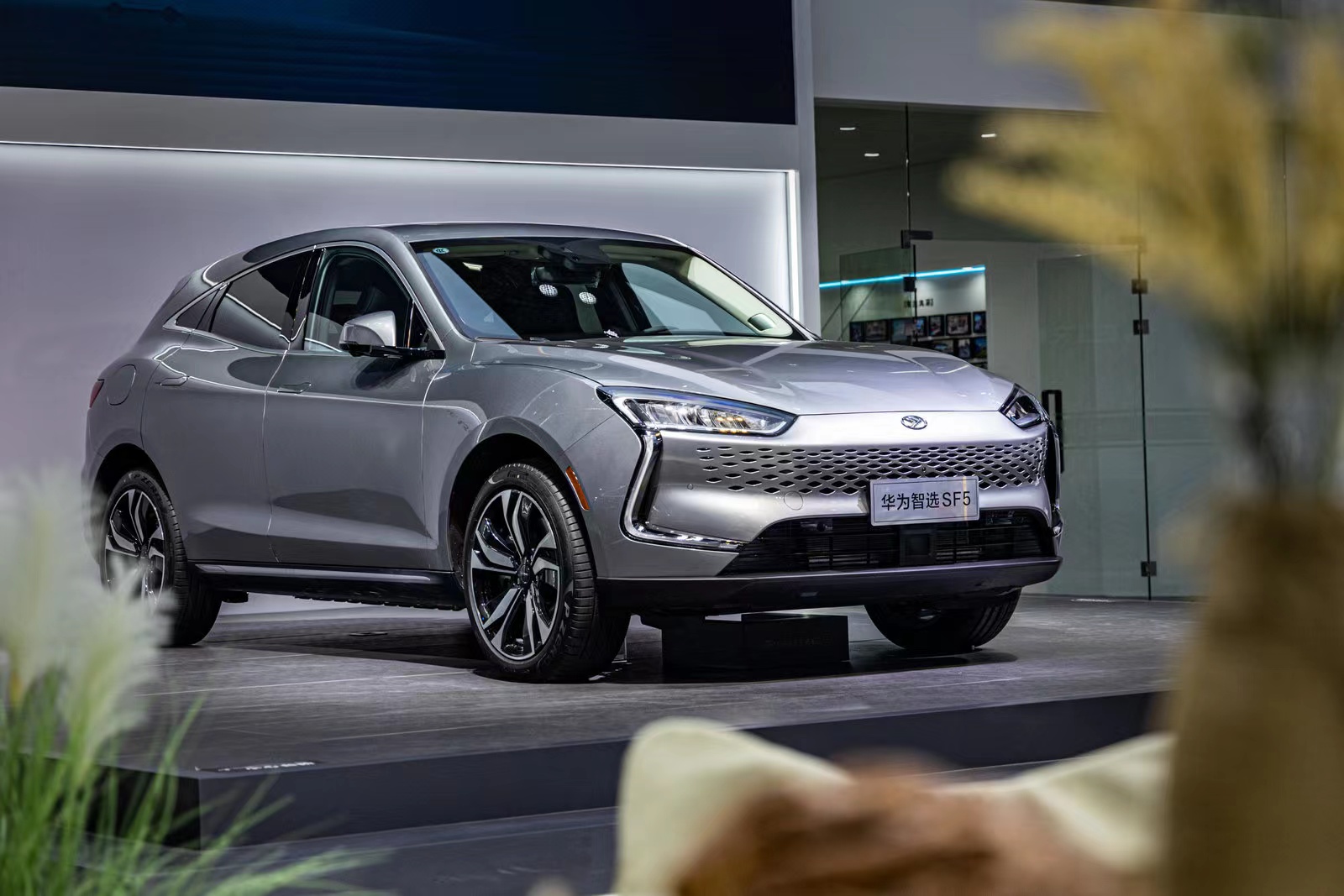 【广州车展】赛力斯华为智选sf5亮相,续航超过1000km|广州车展_新浪