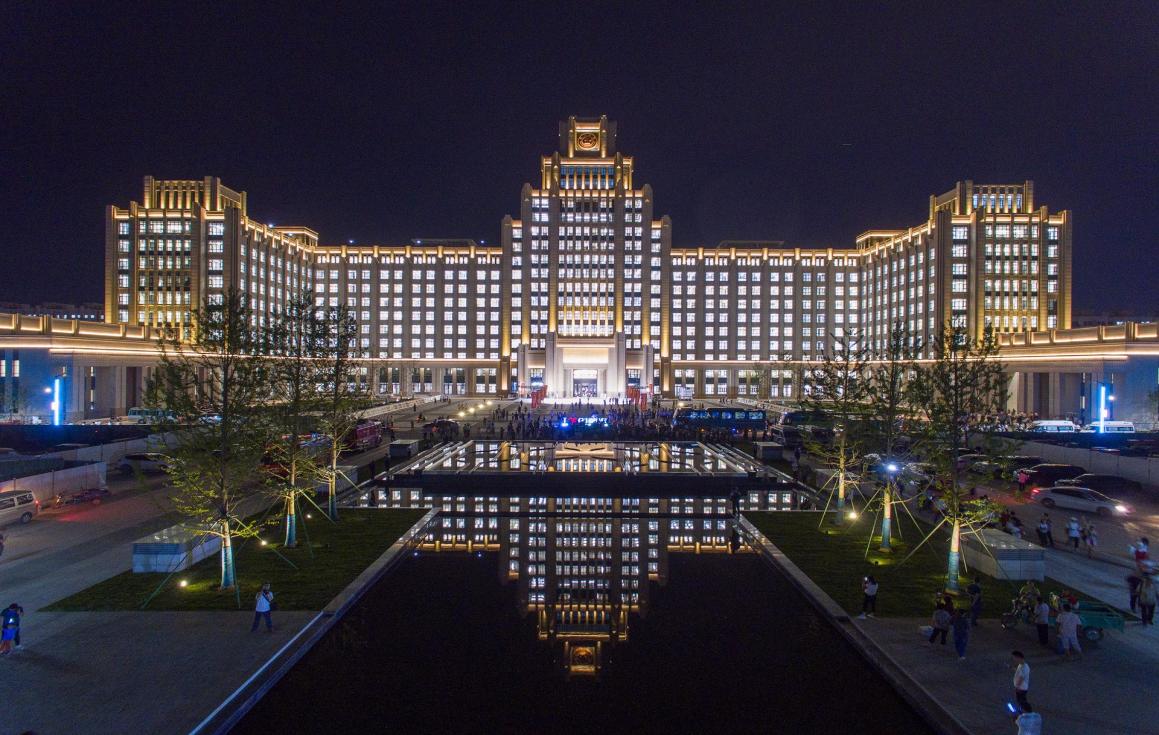 西安交通大学涵英楼夜景作为陕西秦创原总窗口的重要支撑,西安交大