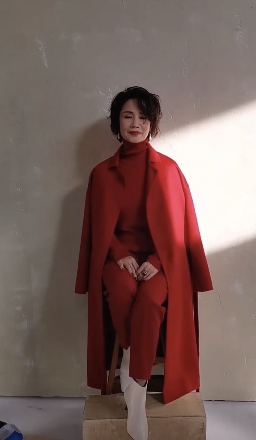 央视前主播徐俐拍摄时尚大片红色套装配短靴亮眼十足