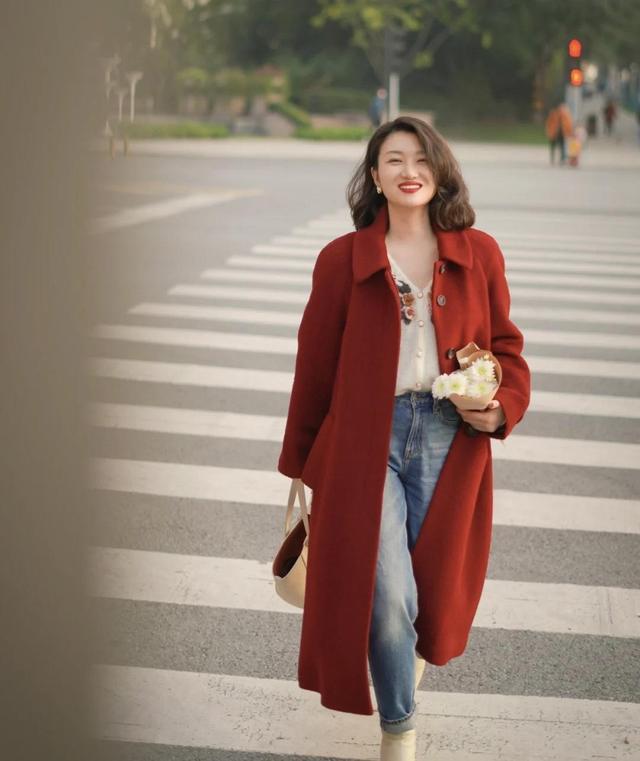 今年流行红色大衣搭配牛仔裤小白裤高级时髦又chic