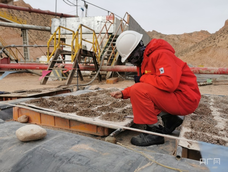 科研人员进行化验取样工作(央广网发 通讯员供图)