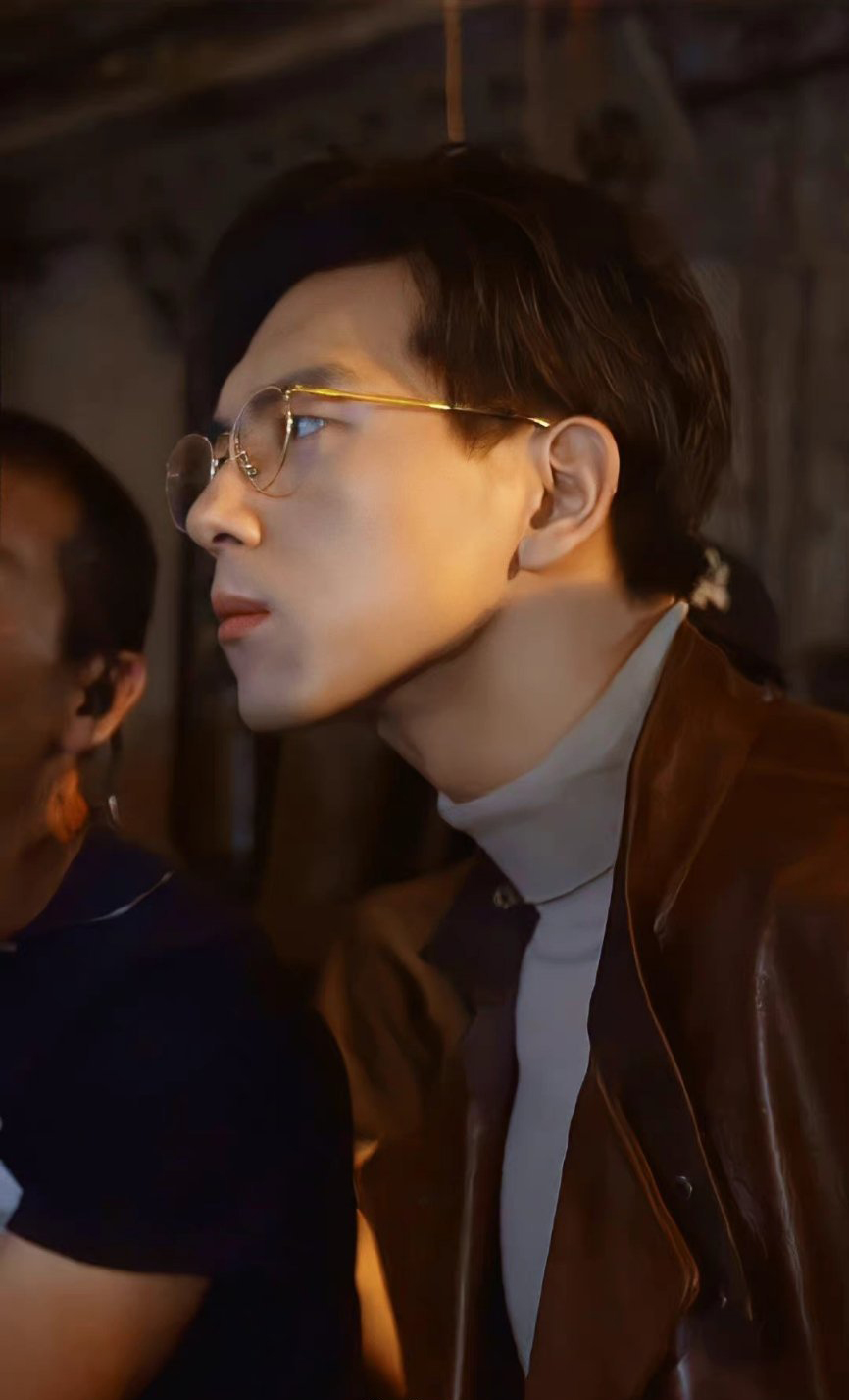 李现新剧金丝眼镜造型曝光 上演"歪头杀"斯文帅气|李现_新浪新闻