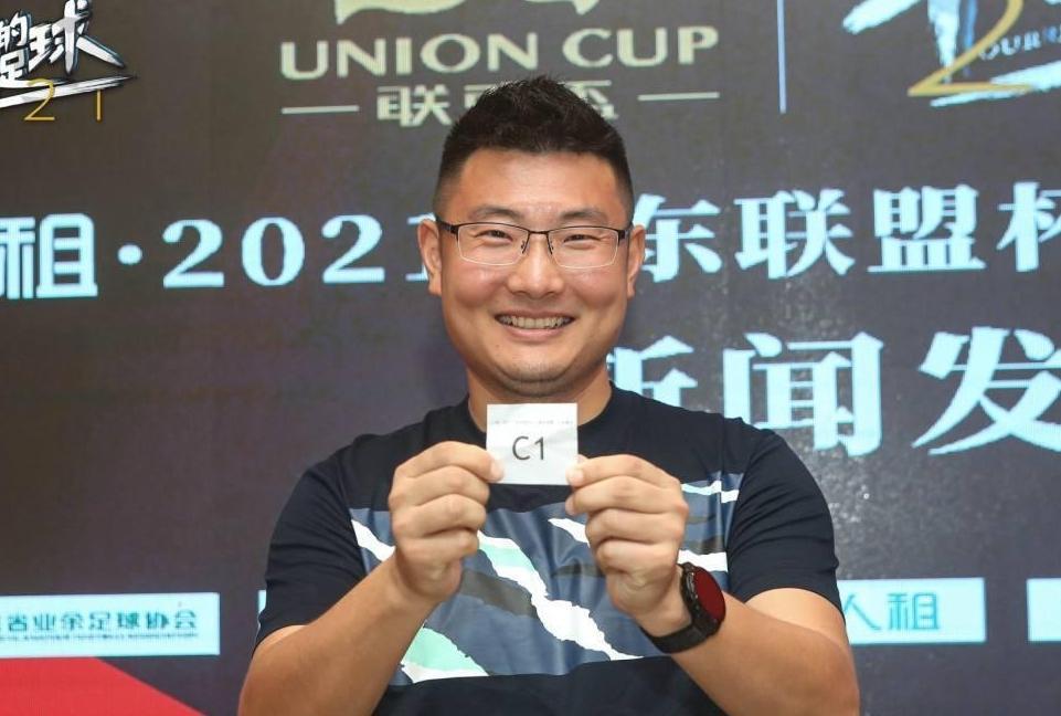 抽签仪式现场人人租董事长洪国志是一位足球业余爱好者,他表示,作为