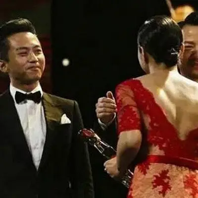 明星遇见前任名场面:李现baby让c位,邓伦偷看金晨休闲区蓝鸢梦想 - Www.slyday.coM 明星遇见前任名场面:李现baby让c位,邓伦偷看金晨休闲区蓝鸢梦想 - Www.slyday.coM