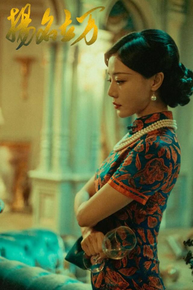 邓家佳靠演技彻底大爆火穿旗袍展现出风情万种身材太优越了