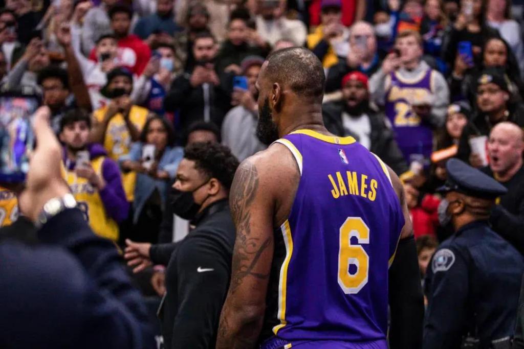 相比詹姆斯生涯第二次被驱逐,一地鸡毛的湖人更让人失望休闲区蓝鸢梦想 - Www.slyday.coM 相比詹姆斯生涯第二次被驱逐,一地鸡毛的湖人更让人失望休闲区蓝鸢梦想 - Www.slyday.coM