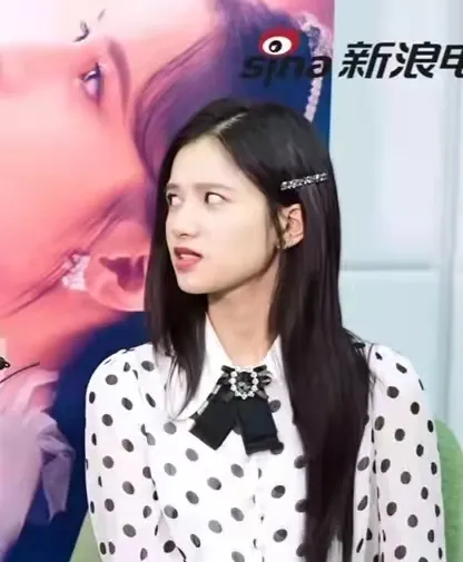 明星遇见前任名场面:李现baby让c位,邓伦偷看金晨休闲区蓝鸢梦想 - Www.slyday.coM 明星遇见前任名场面:李现baby让c位,邓伦偷看金晨休闲区蓝鸢梦想 - Www.slyday.coM