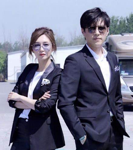 靳东成功突围背后离不开妻子李佳女方为其息影曾是影后