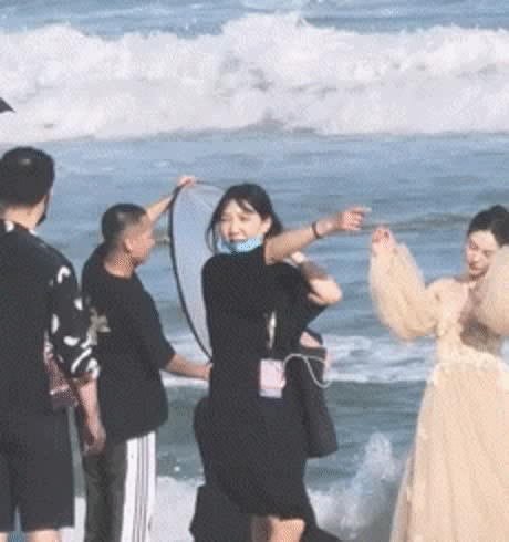 明星遇见前任名场面:李现baby让c位,邓伦偷看金晨休闲区蓝鸢梦想 - Www.slyday.coM 明星遇见前任名场面:李现baby让c位,邓伦偷看金晨休闲区蓝鸢梦想 - Www.slyday.coM