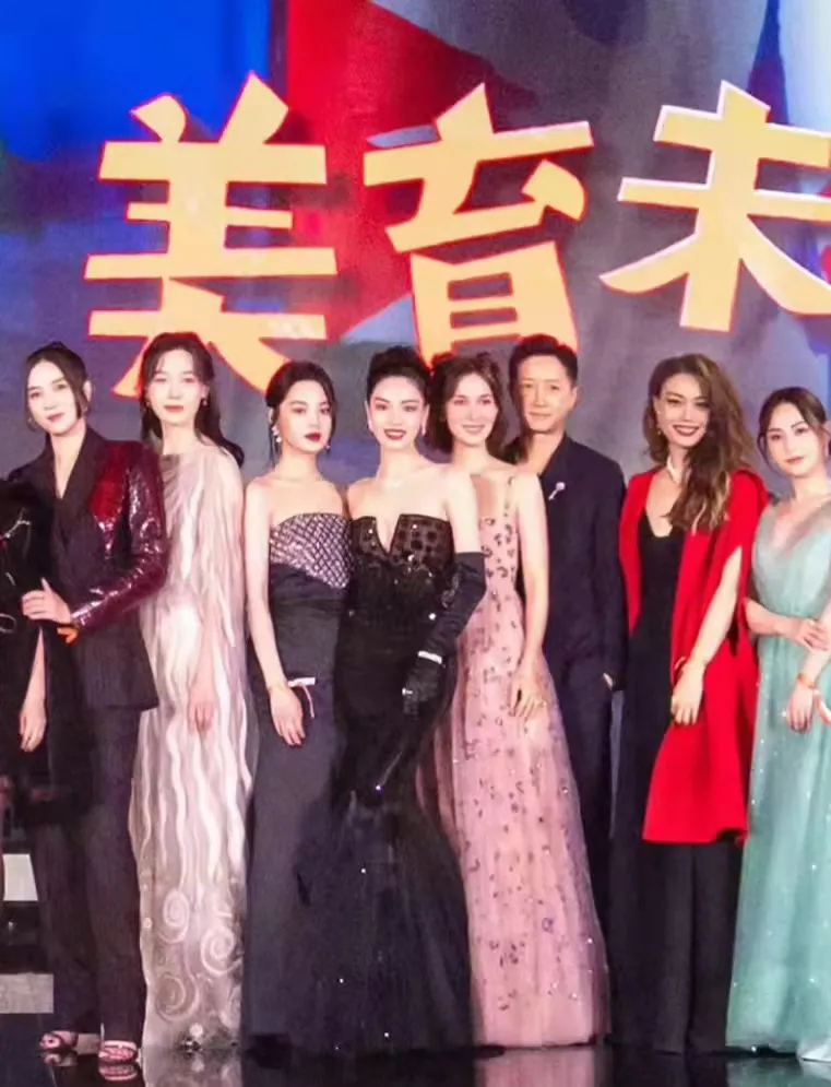 明星遇见前任名场面:李现baby让c位,邓伦偷看金晨休闲区蓝鸢梦想 - Www.slyday.coM 明星遇见前任名场面:李现baby让c位,邓伦偷看金晨休闲区蓝鸢梦想 - Www.slyday.coM