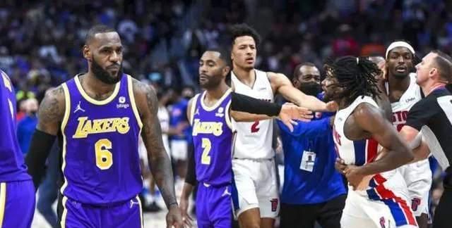 詹姆斯肘击斯图尔特引爆互联网,戴维斯公开站队,却伤了球迷的心休闲区蓝鸢梦想 - Www.slyday.coM