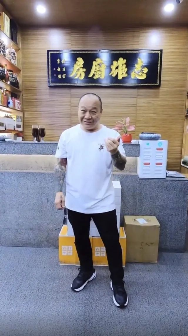 新店招聘遭炮轰条件刻薄67岁大佬b霸气反击你来做老板