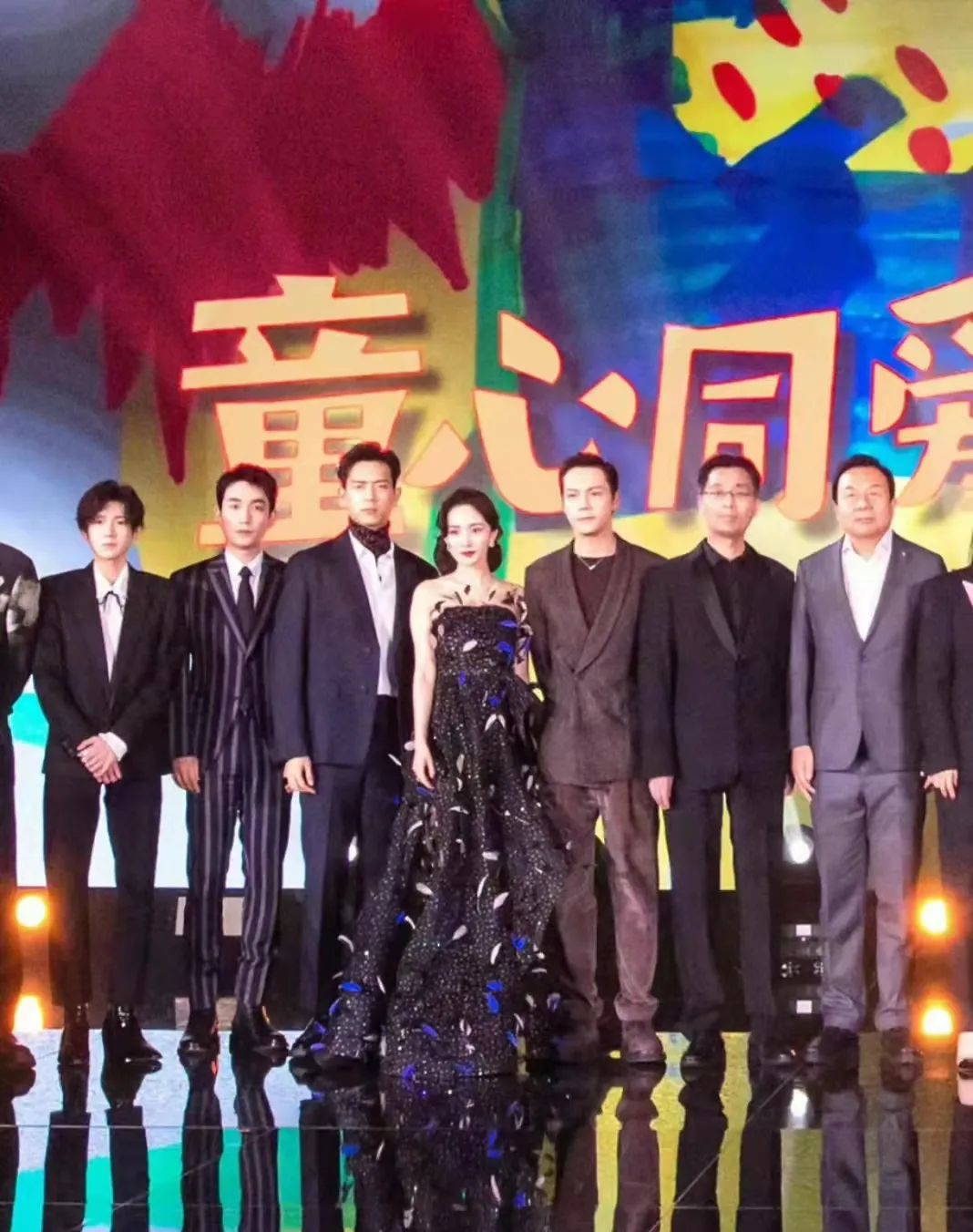 明星遇见前任名场面:李现baby让c位,邓伦偷看金晨休闲区蓝鸢梦想 - Www.slyday.coM 明星遇见前任名场面:李现baby让c位,邓伦偷看金晨休闲区蓝鸢梦想 - Www.slyday.coM