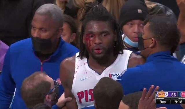 火爆冲突!詹姆斯肘击斯图尔特被裁判驱逐,美媒:他该被禁赛吗?休闲区蓝鸢梦想 - Www.slyday.coM 火爆冲突!詹姆斯肘击斯图尔特被裁判驱逐,美媒:他该被禁赛吗?休闲区蓝鸢梦想 - Www.slyday.coM