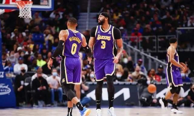 詹姆斯肘击斯图尔特引爆互联网,戴维斯公开站队,却伤了球迷的心休闲区蓝鸢梦想 - Www.slyday.coM