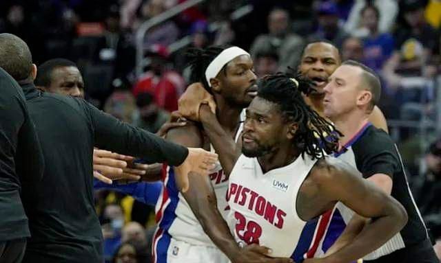 詹姆斯肘击斯图尔特引爆互联网,戴维斯公开站队,却伤了球迷的心休闲区蓝鸢梦想 - Www.slyday.coM