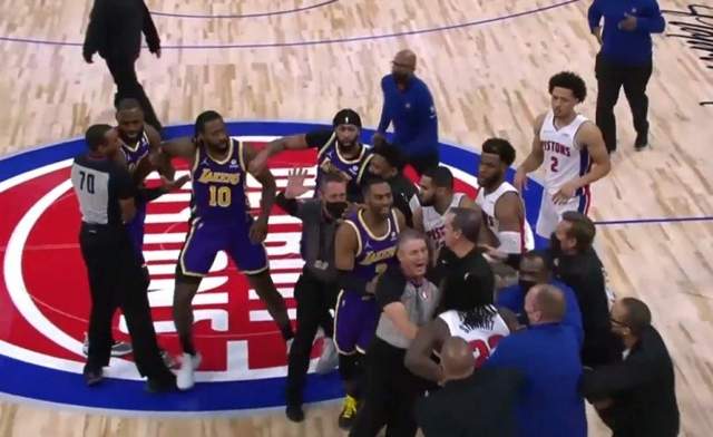 火爆冲突!詹姆斯肘击斯图尔特被裁判驱逐,美媒:他该被禁赛吗?休闲区蓝鸢梦想 - Www.slyday.coM 火爆冲突!詹姆斯肘击斯图尔特被裁判驱逐,美媒:他该被禁赛吗?休闲区蓝鸢梦想 - Www.slyday.coM