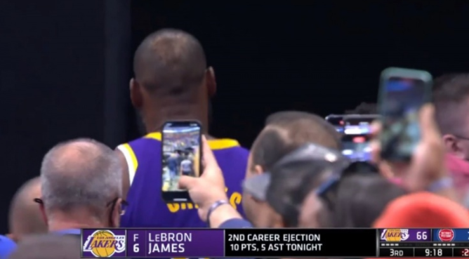 冲突！詹姆斯肘击活塞悍将，血流满面，生涯第二次直接被驱逐休闲区蓝鸢梦想 - Www.slyday.coM