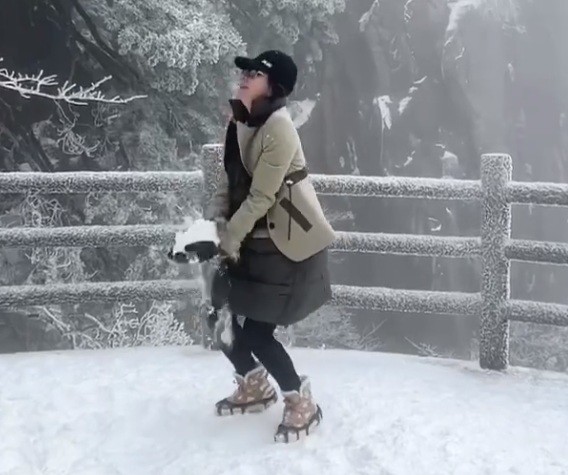 刘嘉玲晒黄山雪景,穿羽绒服配短外套,典型的普通老太太打扮!|雪景|刘
