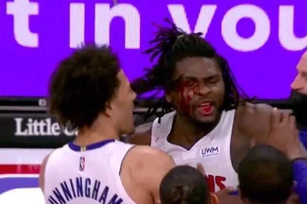 詹姆斯肘击斯图尔特引爆互联网,戴维斯公开站队,却伤了球迷的心休闲区蓝鸢梦想 - Www.slyday.coM