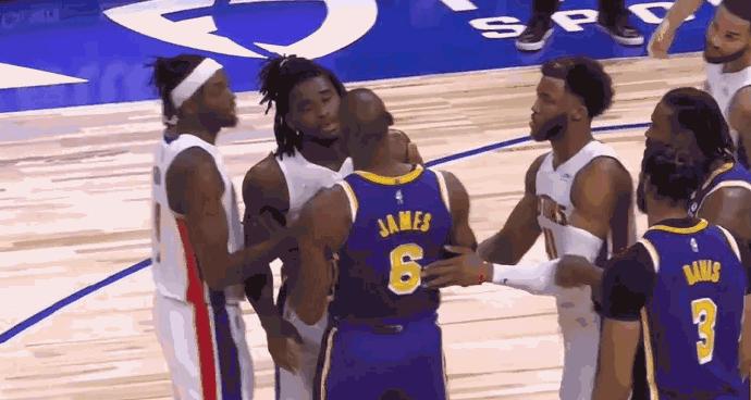 詹姆斯罕见发怒!直接肘击活塞小将,被驱逐拒绝接受采访!休闲区蓝鸢梦想 - Www.slyday.coM 詹姆斯罕见发怒!直接肘击活塞小将,被驱逐拒绝接受采访!休闲区蓝鸢梦想 - Www.slyday.coM