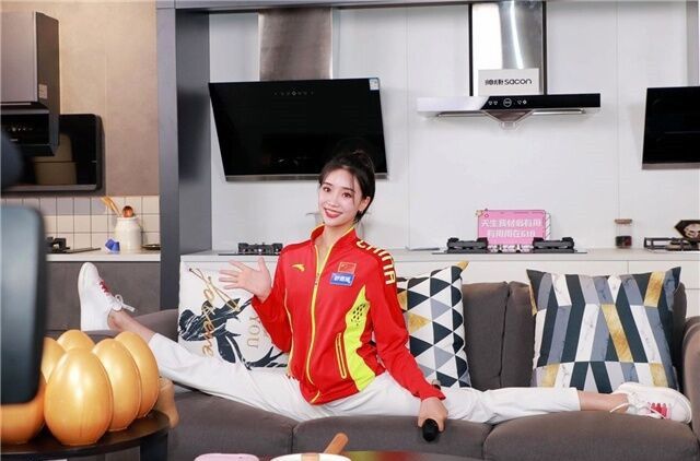 一字马女神退役后做教练,亲承与大4岁老公是真爱,婚后气质更佳|舒思瑶