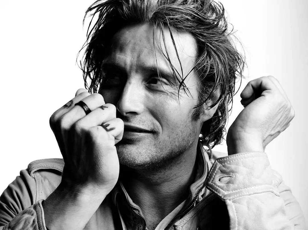 麦子叔Mads Mikkelsen 56岁生日快乐！|麦子_新浪新闻