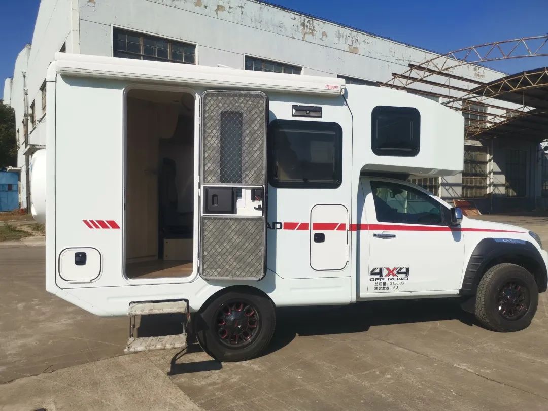 这款皮卡房车基于五十铃d-max底盘改装而来,动力方面,搭载1.