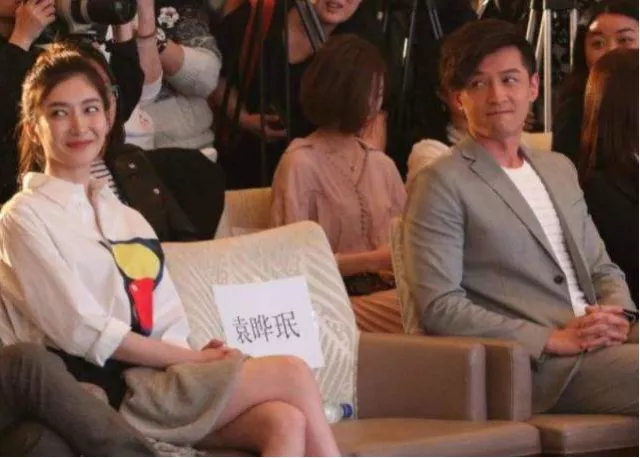 明星遇见前任名场面:李现baby让c位,邓伦偷看金晨休闲区蓝鸢梦想 - Www.slyday.coM 明星遇见前任名场面:李现baby让c位,邓伦偷看金晨休闲区蓝鸢梦想 - Www.slyday.coM