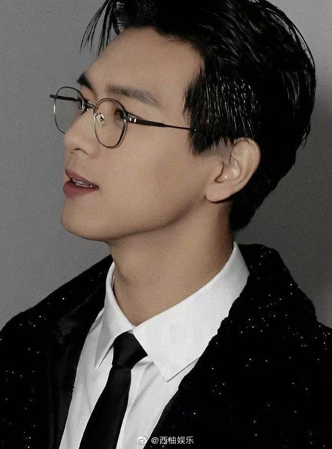 金丝眼镜歪头杀太帅气了,一个动作蛊到不行……|李现_新浪新闻