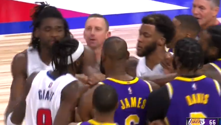 冲突！詹姆斯肘击活塞悍将，血流满面，生涯第二次直接被驱逐休闲区蓝鸢梦想 - Www.slyday.coM